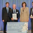 Prof. Dr. Thomas Edenhofer&nbsp;(l.) und Ilse Aigner überreichten den GTG-Geschäftsführern Wolfgang Bartelt (2.&nbsp;v.&nbsp;l.) und Markus Bartelt&nbsp;(r.) als Preisträger „Bayerns Best&nbsp;50“ den Bayerischen Löwen.